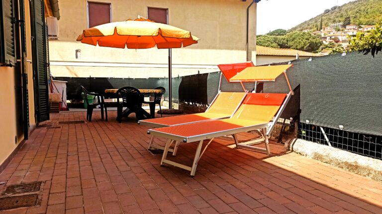 Terrazza tavolo ombrellone e lettini