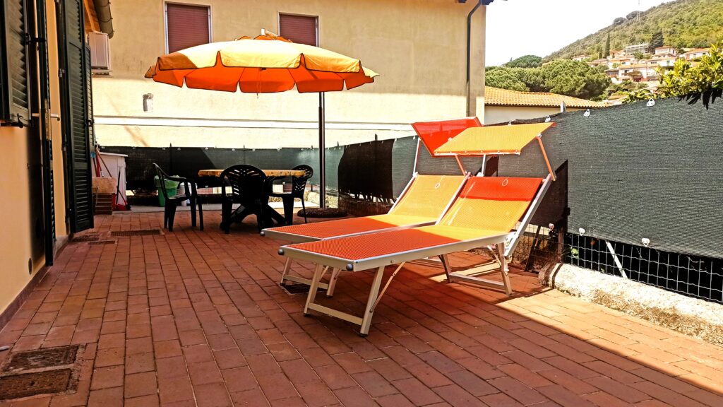 Terrazza tavolo ombrellone e lettini